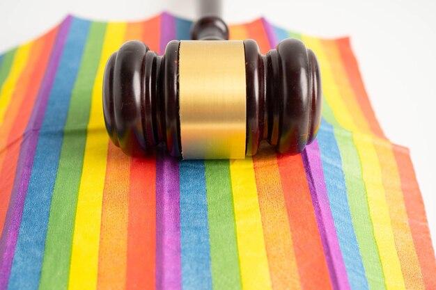 Tribunal do Rio determina multa de R$ 100 mil que será revertida para políticas contra discriminação LGBT+