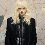 Cantora e dançarina encanta público com estética anos 2000 e tributo à Princesa do Pop