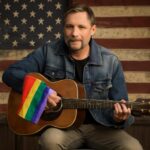 Cantor enfrenta homofobia, vícios e trauma para se assumir e inspirar LGBTQIA+ na cena country