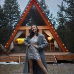 Cantora curte viagem na Lapônia com iglu de vidro, conforto e companhia especial