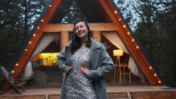 Cantora curte viagem na Lapônia com iglu de vidro, conforto e companhia especial