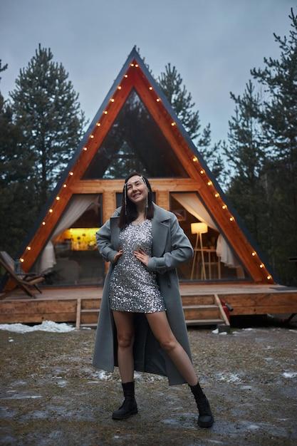 Cantora curte viagem na Lapônia com iglu de vidro, conforto e companhia especial