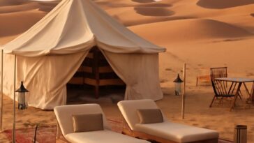 Descubra o luxo de desconectar e se conectar com a natureza no coração do Saara, onde o silêncio e a exclusividade reinam