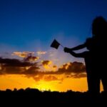 Cantora e chef vivem momento único sob as luzes coloridas do céu ártico, unindo amizade e natureza em comemoração especial