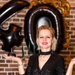 Dos looks excêntricos ao estilo clássico, Lady Gaga inspira e empodera a comunidade LGBTQIA+ com sua reinvenção constante