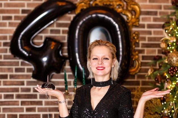 Dos looks excêntricos ao estilo clássico, Lady Gaga inspira e empodera a comunidade LGBTQIA+ com sua reinvenção constante