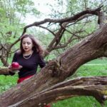 Criador de séries icônicas recebe prêmio de visibilidade com apoio de Lisa Kudrow e RuPaul