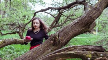 Criador de séries icônicas recebe prêmio de visibilidade com apoio de Lisa Kudrow e RuPaul