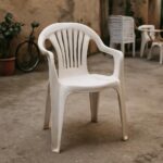 Conheça a história da cadeira Monobloc, símbolo de resistência, democratização e memórias afetivas globais