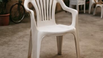 Conheça a história da cadeira Monobloc, símbolo de resistência, democratização e memórias afetivas globais