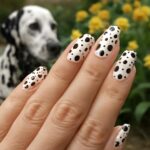 Estampa gráfica e moderna, a manicure Dalmatian chega para renovar o animal print nas unhas com elegância e atitude