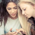 Artistas e ativistas exigem o fim da detenção de crianças e famílias em condições desumanas em Dilley, Texas