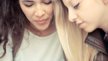 Artistas e ativistas exigem o fim da detenção de crianças e famílias em condições desumanas em Dilley, Texas