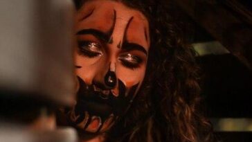 Estrela transgênero celebra representatividade e legado queer em papel icônico no teatro de Nova York