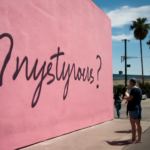 Cantora movimentou as redes com frase misteriosa em mural de Los Angeles e reforçou a chegada de sua nova era musical; entenda.