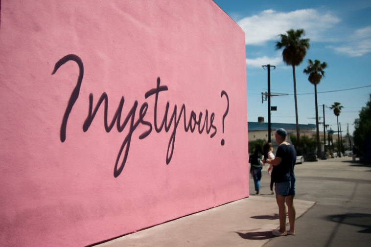 Cantora movimentou as redes com frase misteriosa em mural de Los Angeles e reforçou a chegada de sua nova era musical; entenda.