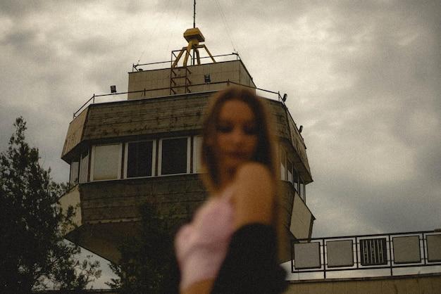 Segurança da cantora reage rápido após homem suspeito invadir seu quintal em Los Angeles