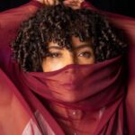 Casal iconicamente fashionista aposta em tons sóbrios e acessórios vibrantes na capital francesa