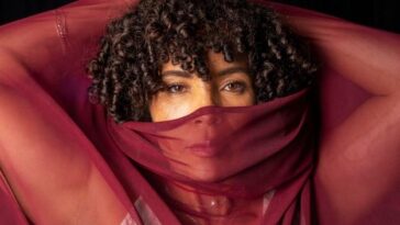 Casal iconicamente fashionista aposta em tons sóbrios e acessórios vibrantes na capital francesa