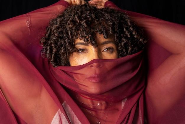 Casal iconicamente fashionista aposta em tons sóbrios e acessórios vibrantes na capital francesa