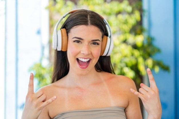 Cantoras brasileiras e colombiana unem forças em nova música que vai conquistar a comunidade LGBTQIA+