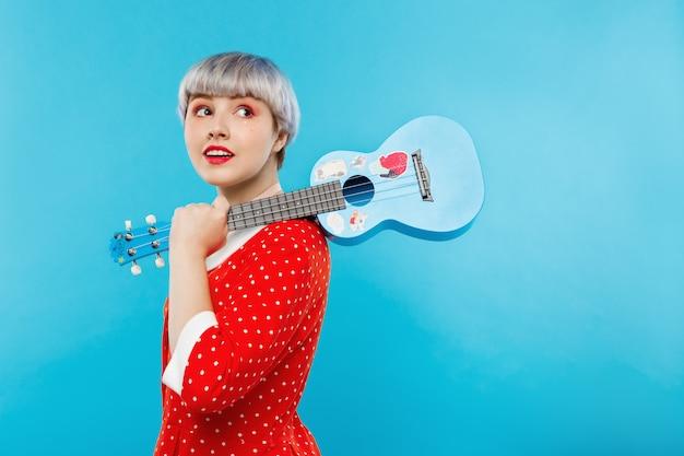 A rainha do pop que quebrou barreiras e inspira jovens LGBTQIA+ com sua autenticidade e ousadia.