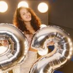 Drag queen celebra 10 anos de carreira com performance especial para brothers em festa inspirada em destinos internacionais