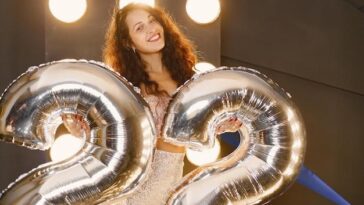 Drag queen celebra 10 anos de carreira com performance especial para brothers em festa inspirada em destinos internacionais