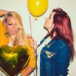 Parceria musical e amizade florescem entre as divas após se tornarem vizinhas em Miami