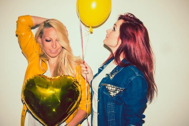 Parceria musical e amizade florescem entre as divas após se tornarem vizinhas em Miami