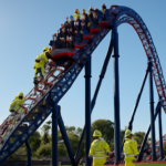 Parque na Gold Coast virou assunto após falha deixar 20 pessoas presas a 10 metros de altura por duas horas. Entenda o que aconteceu.