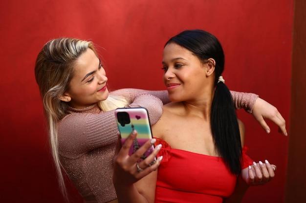 Colaboração inédita entre as divas da música latina promete agitar fãs com batida dançante e energia contagiante