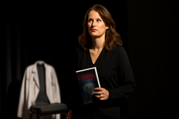 Autora de A Empregada contou que usou pseudônimo por mais de uma década para proteger sua carreira na medicina; entenda.