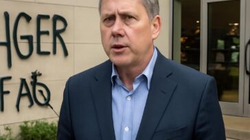 Mensagens de ódio em Beaver Creek Crossings mobilizam comunidade LGBTQIA+ e autoridades locais