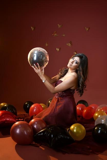 Parceria inédita entre as divas latina e brasileira mistura português, espanhol e inglês em faixa dançante