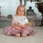 Rocki, bebê da cantora e A$AP Rocky, é vista pela primeira vez em Paris com look luxuoso