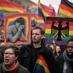 Grupos de direitos alertam que redução de verbas ameaça proteção de refugiados queer na Alemanha