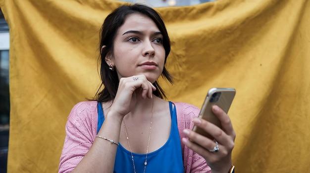 Cantora rebate fã com sinceridade e revela desafios para parceria com Shakira