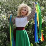 Bebê de seis meses protagoniza momento icônico da moda com look vintage da Dior, refletindo legado e estilo familiar