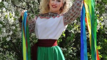 Bebê de seis meses protagoniza momento icônico da moda com look vintage da Dior, refletindo legado e estilo familiar