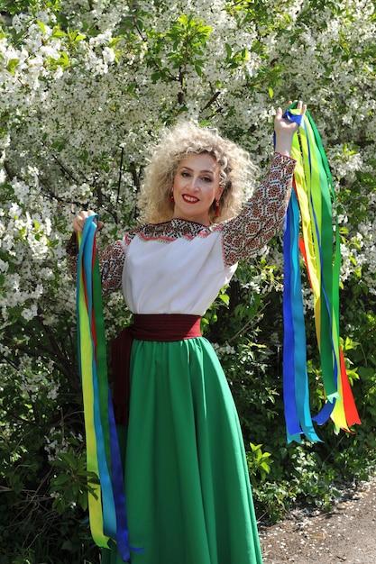 Bebê de seis meses protagoniza momento icônico da moda com look vintage da Dior, refletindo legado e estilo familiar