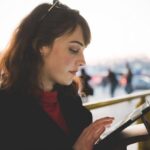 Cantora britânica transforma a dor da traição em arte vibrante para a comunidade LGBTQIA+