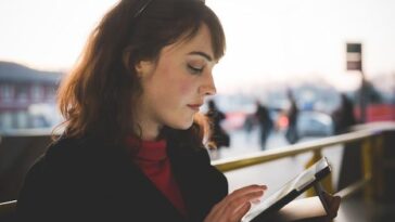 Cantora britânica transforma a dor da traição em arte vibrante para a comunidade LGBTQIA+