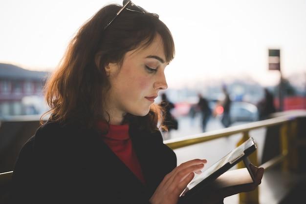 Cantora britânica transforma a dor da traição em arte vibrante para a comunidade LGBTQIA+