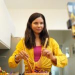 Cantora colombiana prova pão de queijo, coxinha e brigadeiro e celebra sabor do Brasil
