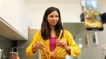 Cantora colombiana prova pão de queijo, coxinha e brigadeiro e celebra sabor do Brasil