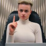 Ariana interpreta a namorada que conquista o sogro em comédia que promete risadas e emoções