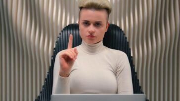 Ariana interpreta a namorada que conquista o sogro em comédia que promete risadas e emoções