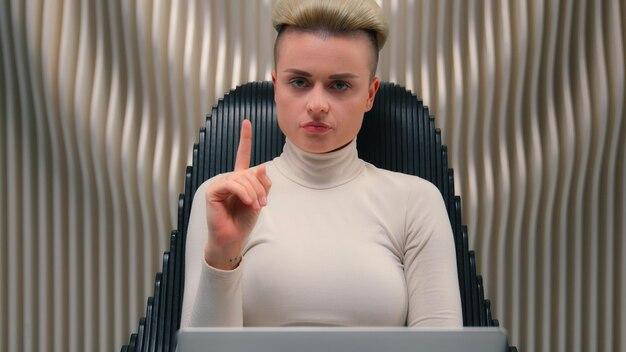 Ariana interpreta a namorada que conquista o sogro em comédia que promete risadas e emoções