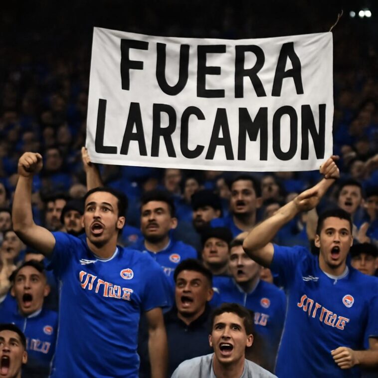 Seguidores celestes protestam contra técnico e protagonizam momento lamentável no estádio Cuauhtémoc